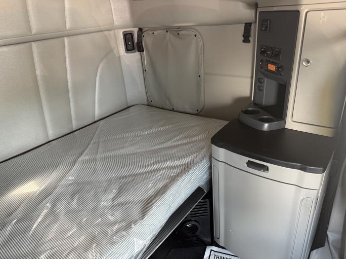 2021 Peterbilt 579-8