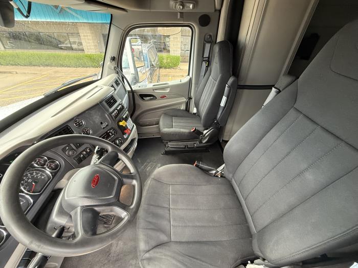 2022 Peterbilt 579-8