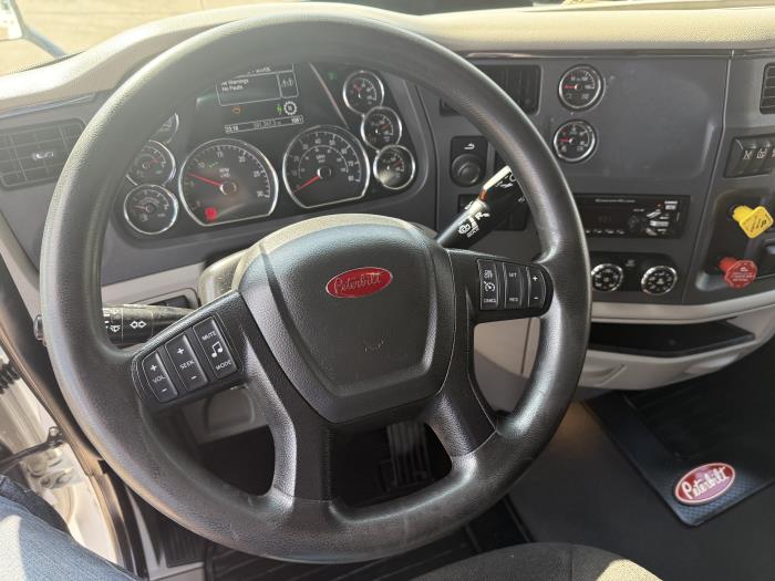 2021 Peterbilt 579-9