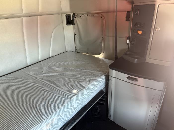 2021 Peterbilt 579-8