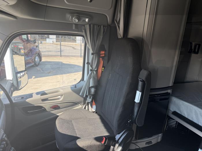 2021 Peterbilt 579-8