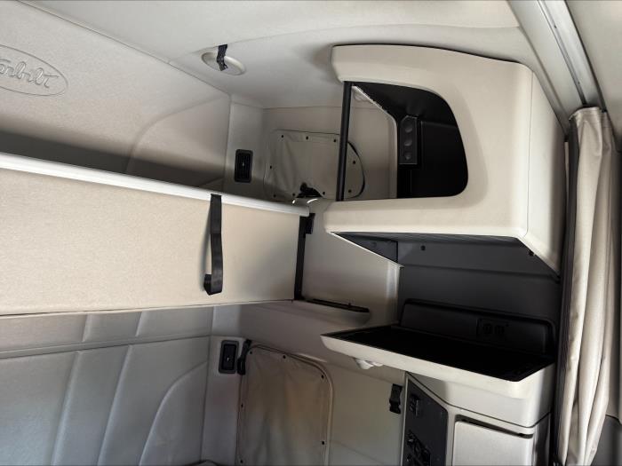 2021 Peterbilt 579-9