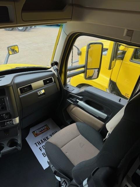 2023 Kenworth T680-22