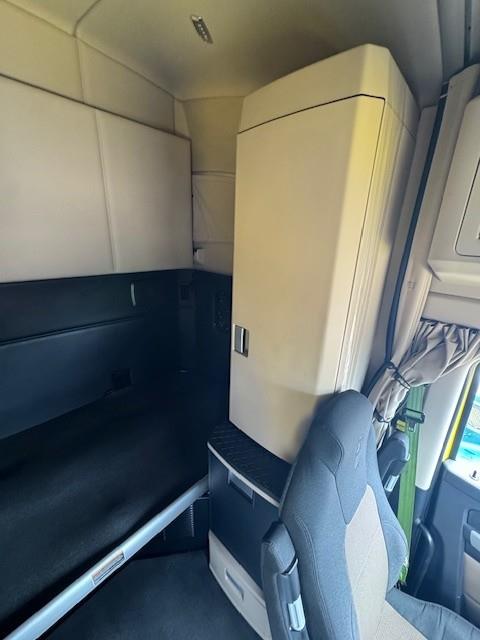 2023 Kenworth T680-26