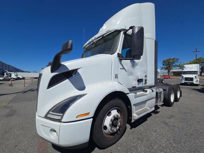 2023 Volvo VNR64T300-0