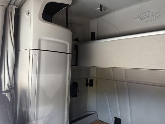 2021 Peterbilt 579-8