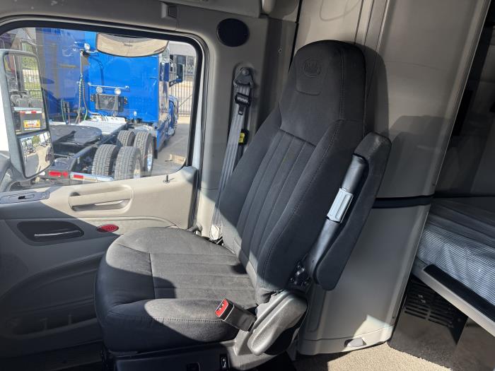 2022 Peterbilt 579-8