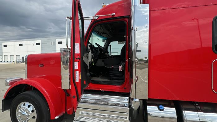 2026 Peterbilt 589-18
