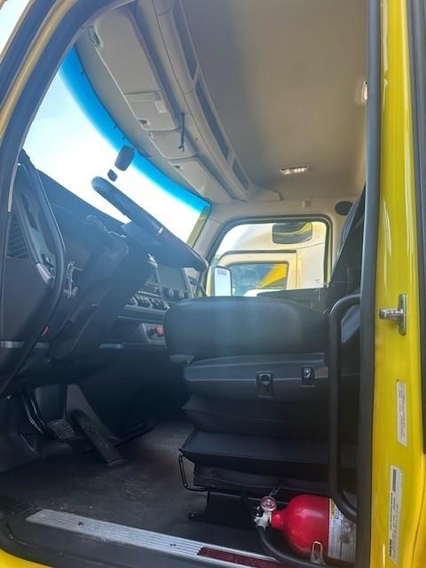 2024 Kenworth T680 photo 2