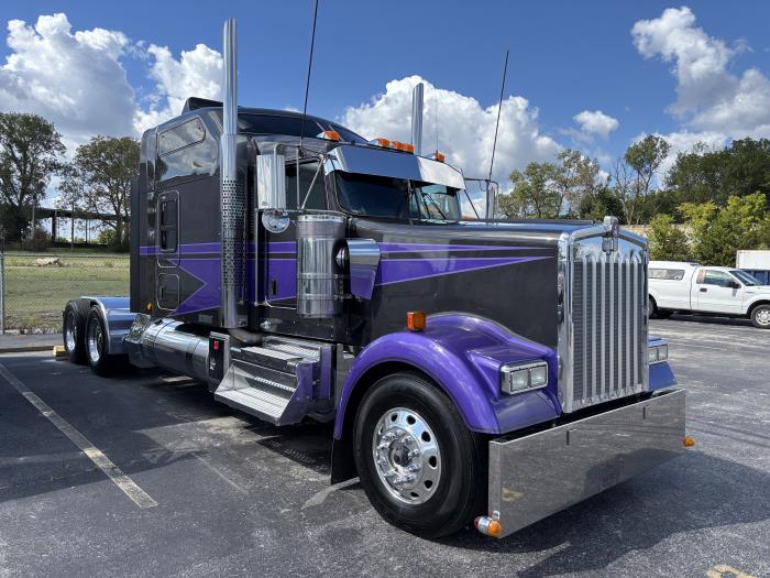 2023 Kenworth W900L-2