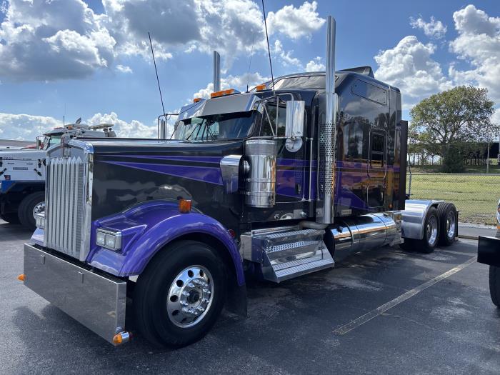 2023 Kenworth W900L-1