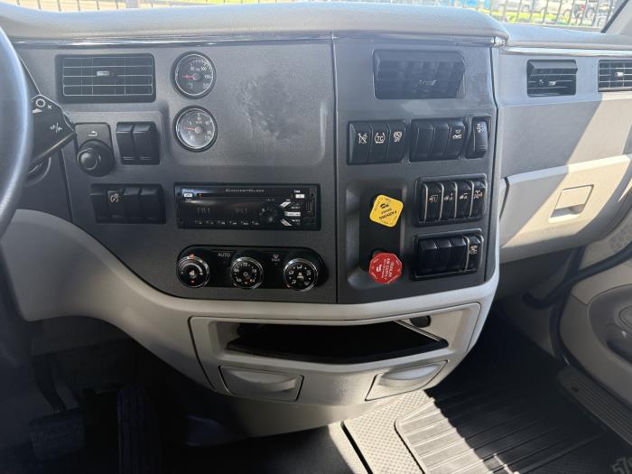 2021 Peterbilt 579-8