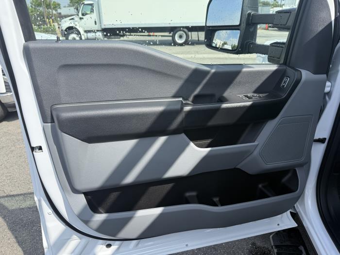 2025 Ford F-550-23
