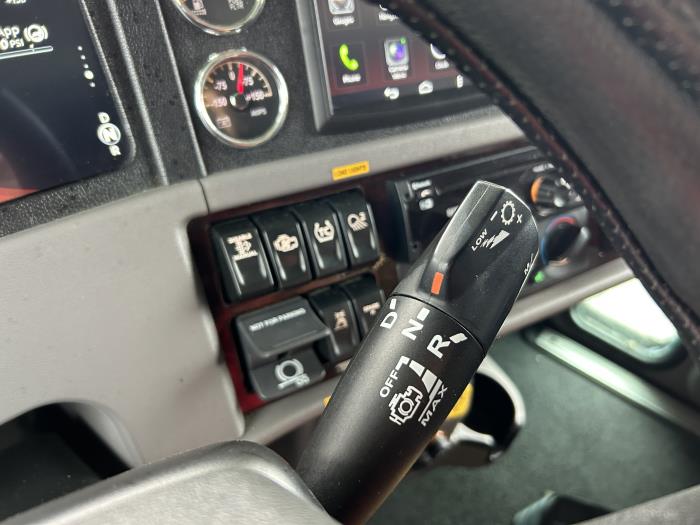 2022 Peterbilt 389-18