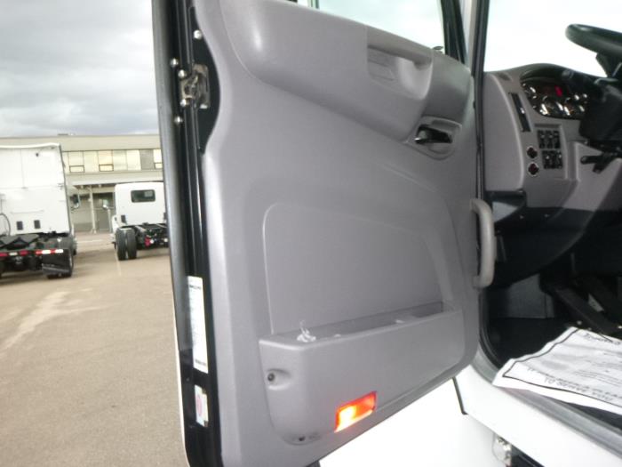 2021 Peterbilt 337-16