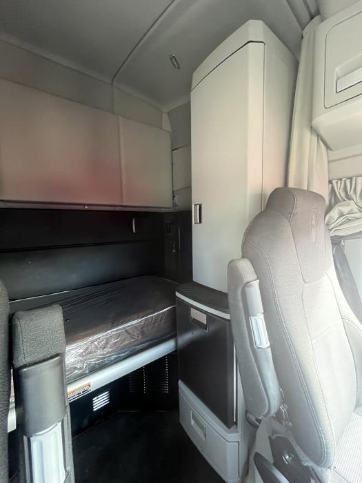 2024 Kenworth T680-17