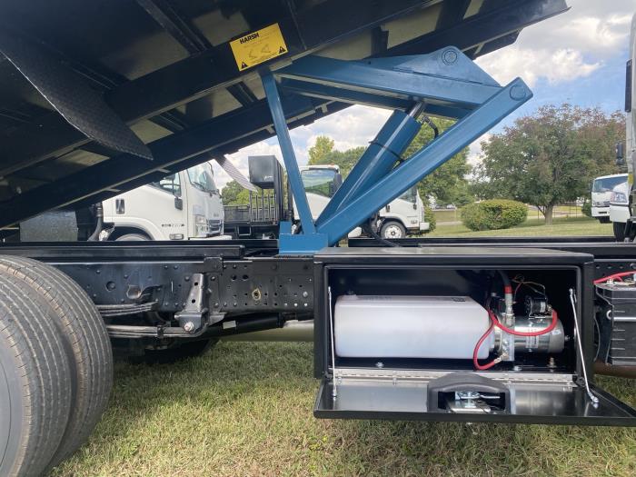 2024 Isuzu NRR photo 3