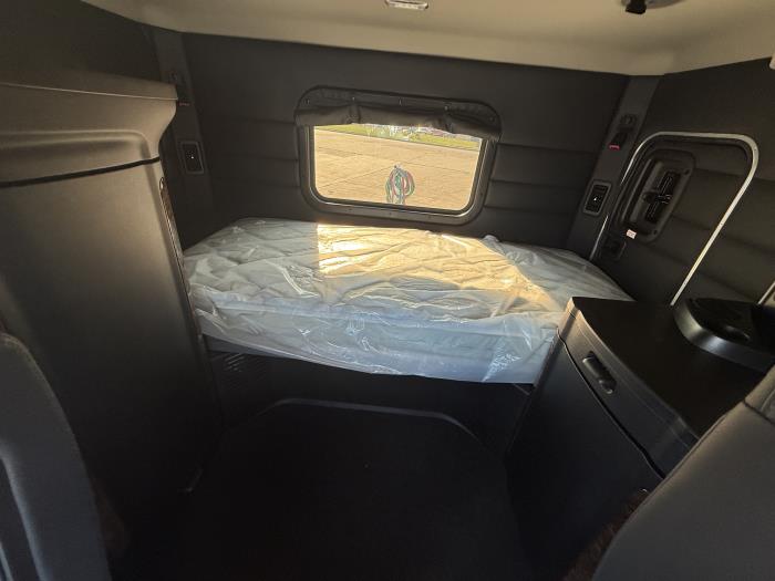 2026 Peterbilt 589-24