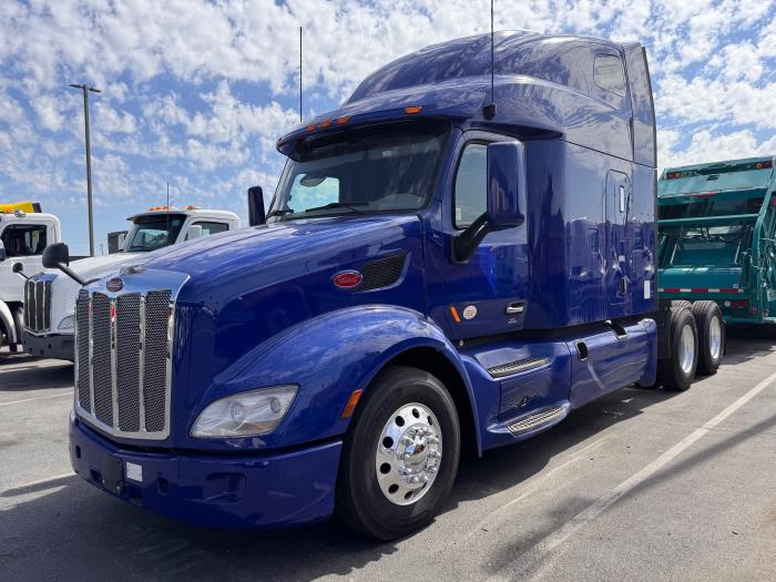 2022 Peterbilt 579 photo 2
