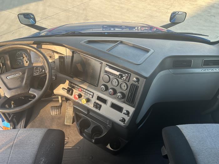 2020 Freightliner Cascadia-11