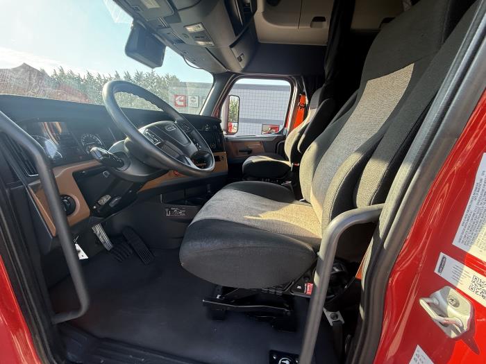 2020 Freightliner Cascadia-9