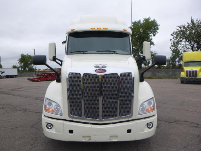 2022 Peterbilt 579 photo 2