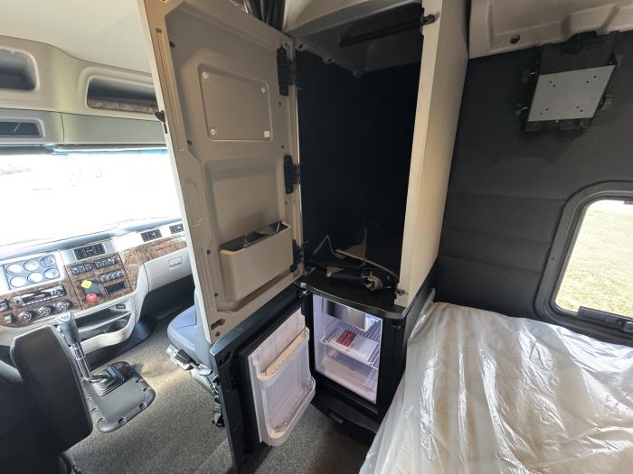 2026 Peterbilt 589-24