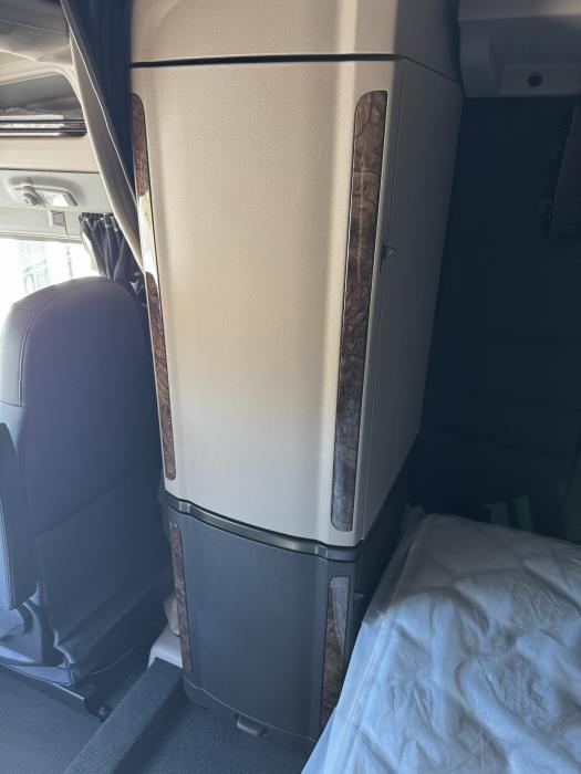 2026 Peterbilt 589-21