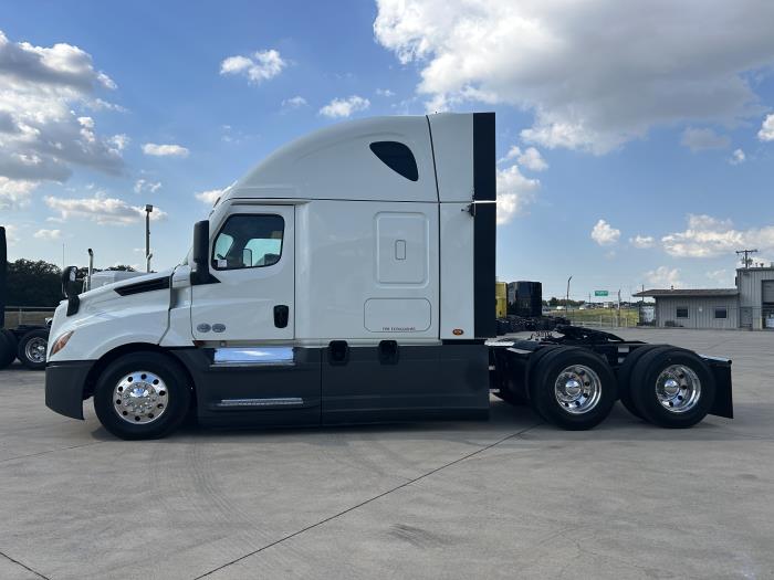 2023 Freightliner Cascadia-7