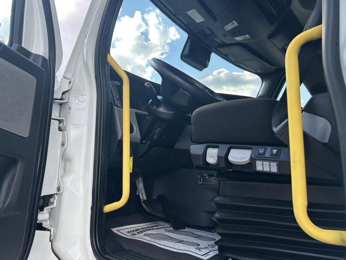 2023 Freightliner Cascadia-8