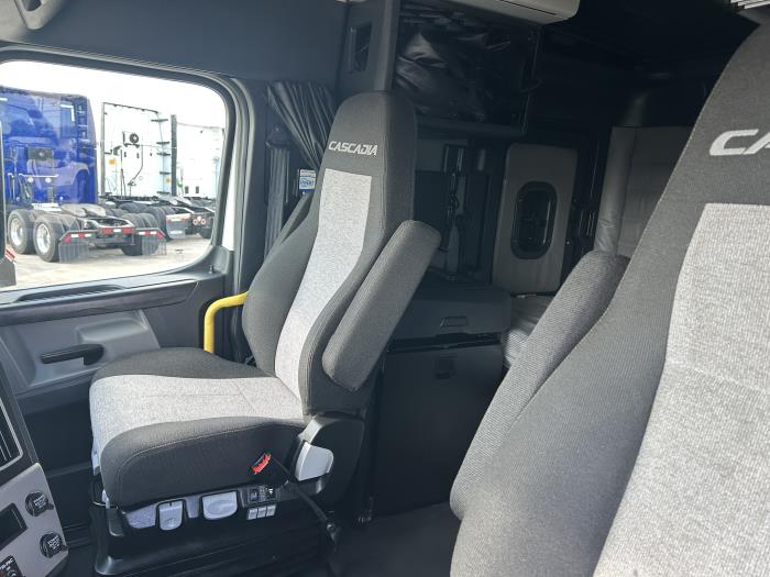 2023 Freightliner Cascadia-9