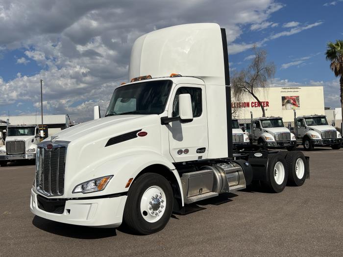 2025 Peterbilt 579 photo 2