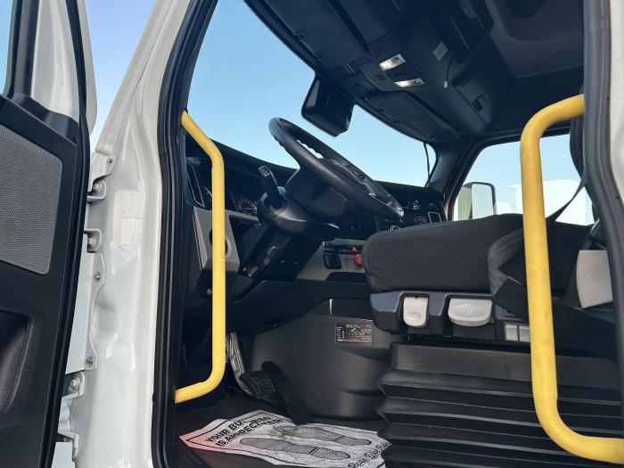 2022 Freightliner Cascadia-8