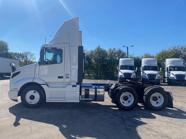2023 Volvo VNR64T300-2