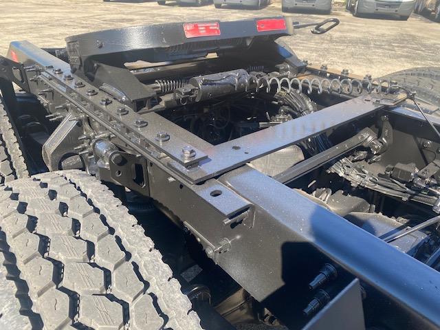 2023 Volvo VNR64T300-8