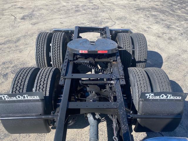 2023 Volvo VNR64T300-3