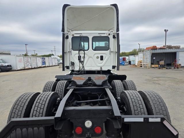 2014 Freightliner Cascadia-15