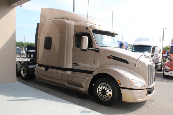 2023 Peterbilt 579-8