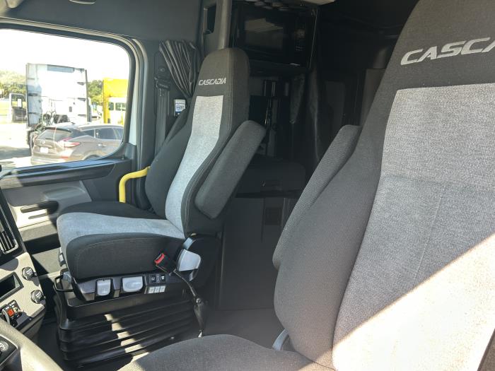 2023 Freightliner Cascadia-9