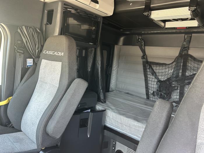 2023 Freightliner Cascadia-10