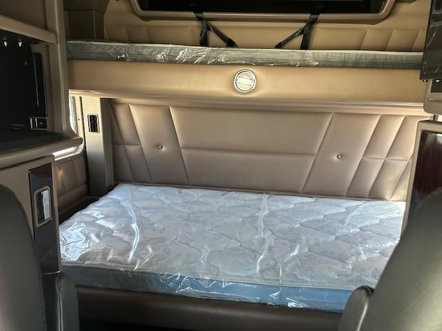 2023 Peterbilt 389 photo 3