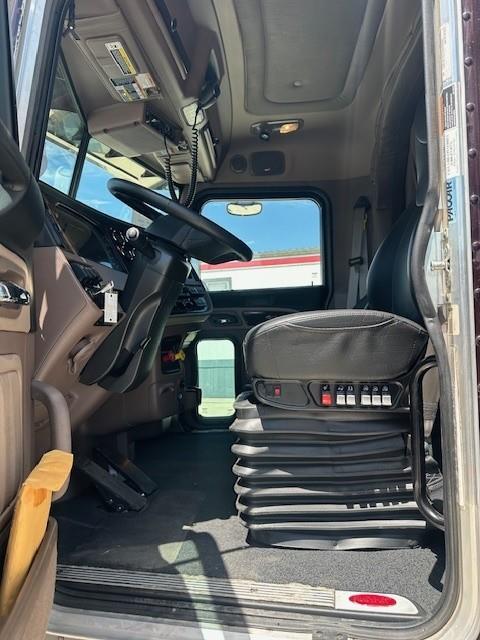 2023 Peterbilt 389-4