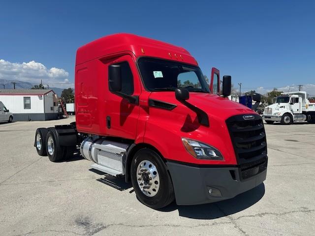 2020 Freightliner Cascadia photo 2