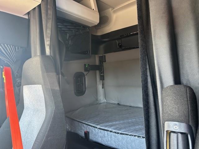 2020 Freightliner Cascadia-6