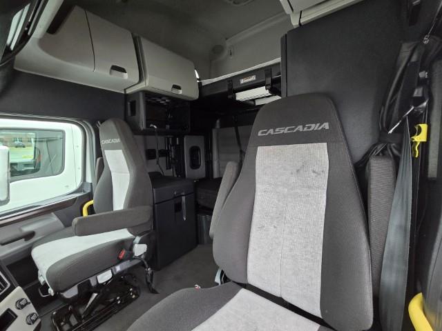 2021 Freightliner Cascadia-8
