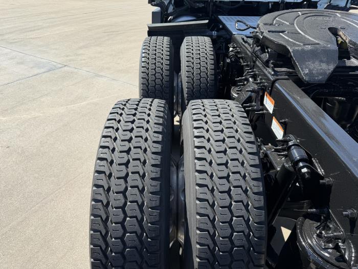 2021 Freightliner Cascadia 126" Sleeper Cab photo 3