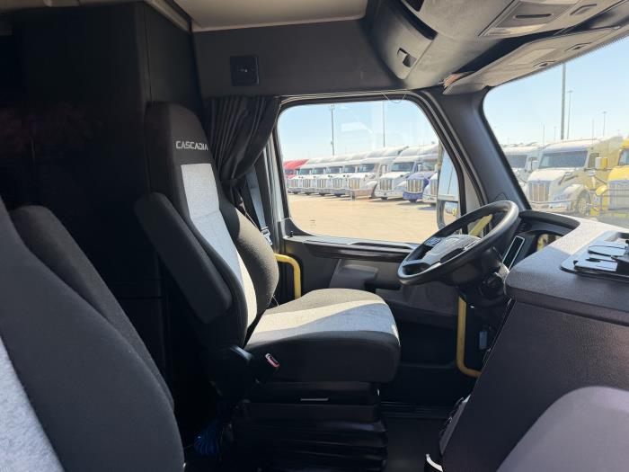 2021 Freightliner Cascadia-14