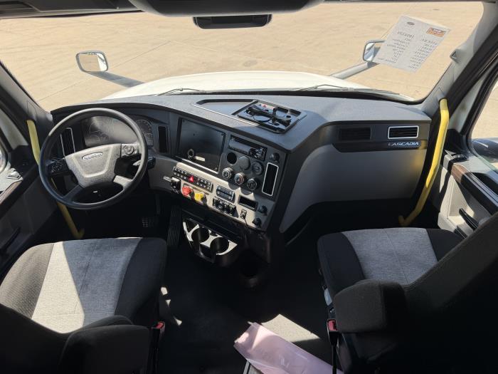2021 Freightliner Cascadia-25