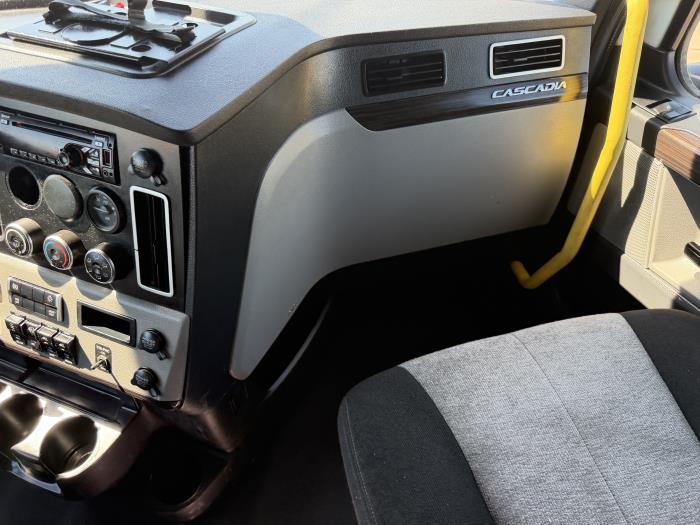 2021 Freightliner Cascadia-26