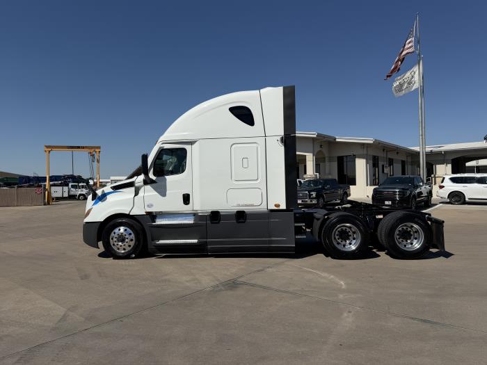 2021 Freightliner Cascadia-32